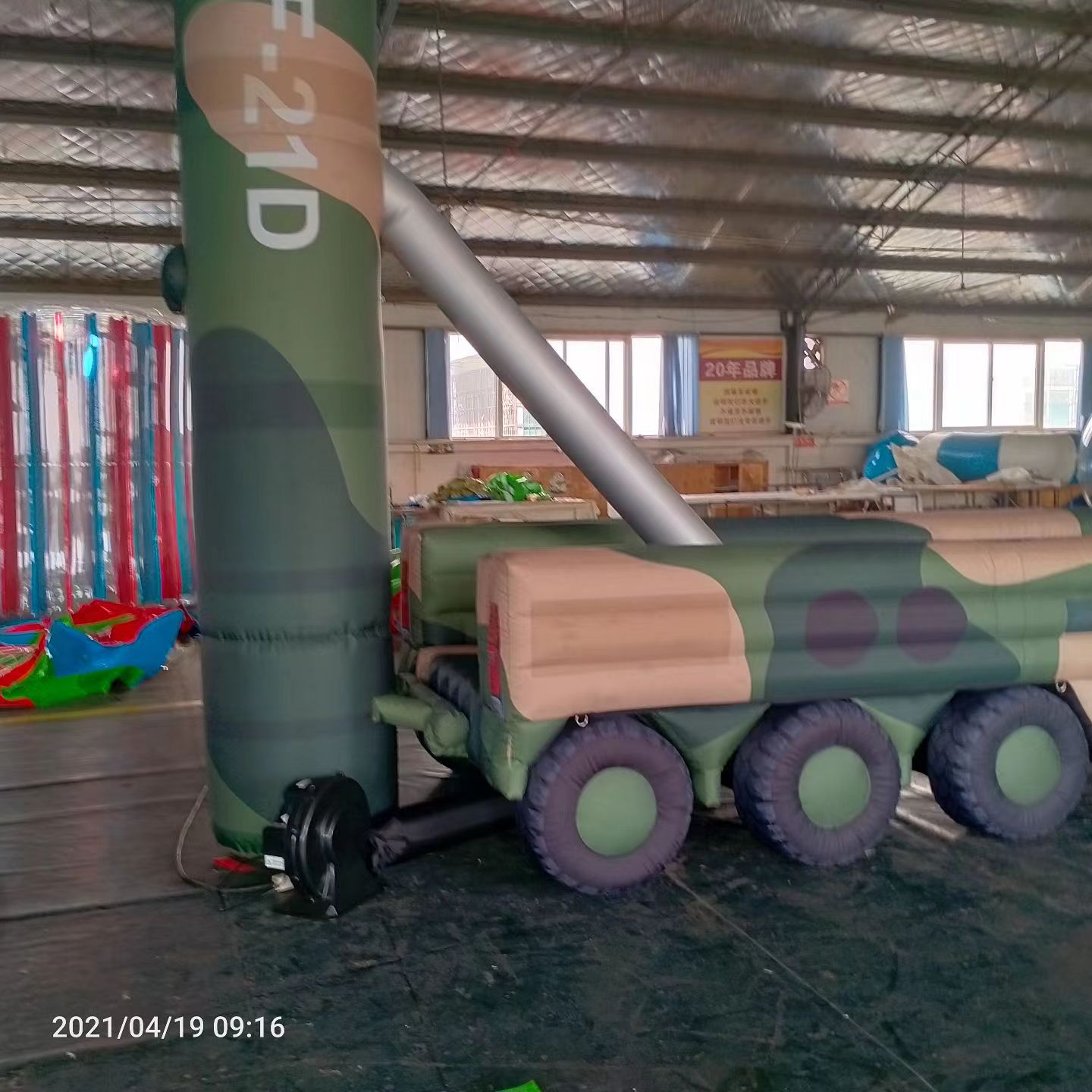 即墨军事演习中的充气目标车辆：模拟发射车雷达车坦克飞机